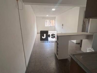 Alquilo apartamento 2 dormitorios con patio en el centro