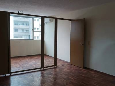 Alquiler monoambiente con mampara divisoria cord&oacute;n luminoso