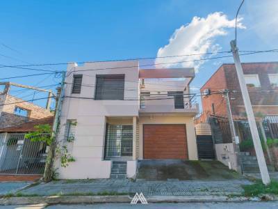 Venta de casa con 3 dormitorios en centro de pando