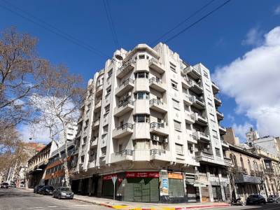 Vendo hermoso apartamento de 90m2, s&uacute;per amplio, muy luminoso de 2 dormitorios sobre la calle andes esq. paysand&uacute;