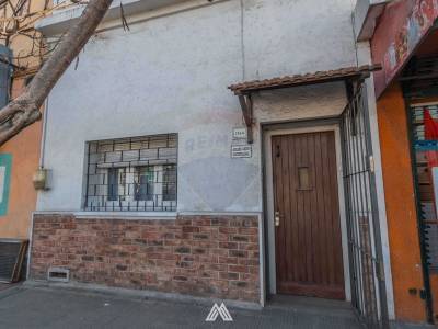 Venta de casa con 2 dormitorios y fondo en pando