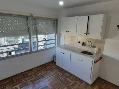 Alquiler en cordon, mono ambiente en piso alto al frente, con separacion, seguridad 24hs