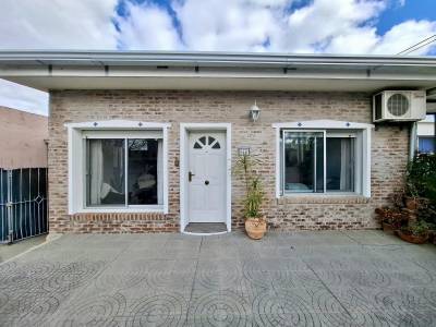 Venta de casa de 2 dormitorios con apartamento al fondo en colonia del sacramento