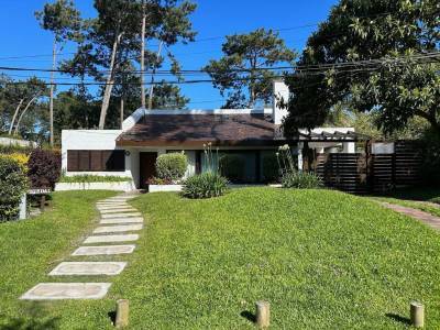 Casa en alquiler de 4 dormitorios y 3 ba&ntilde;os, punta del este