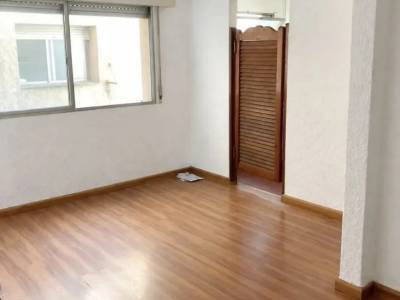 Alquiler en el centro de 1 dormitorio, piso 2 al frente, balcon, ascensor